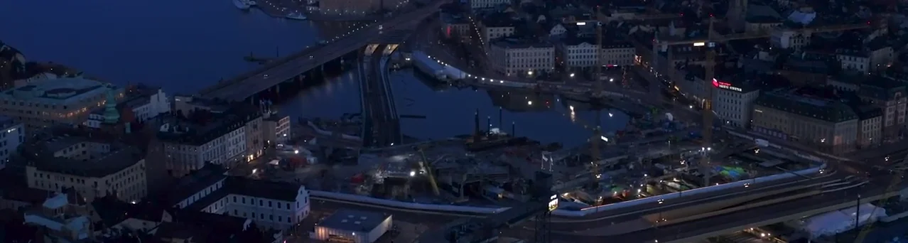 Flygbild över Stockholm i skymning med broar, vatten och stadsbebyggelse – fastighetsservice i Stockholm
